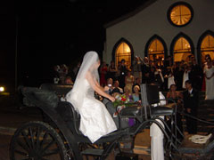 Novia entrando a la iglesia, viene en una volanta