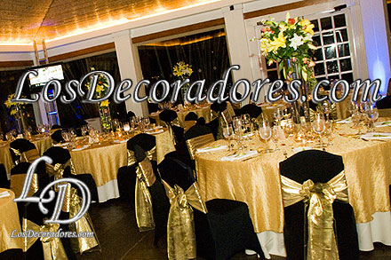 Manteler�a dorada/negra con centros de mesa en vidrio