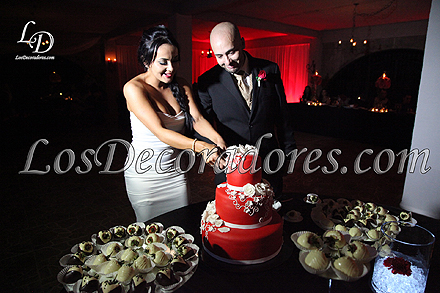 Queque de bodas red velvet con fresas cubiertas de chocolate, Melisa Barrantes y su esposo Marcos L�pez