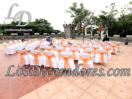 Gacebo con manteler�a naranja en El Castillo de mis Sue�os